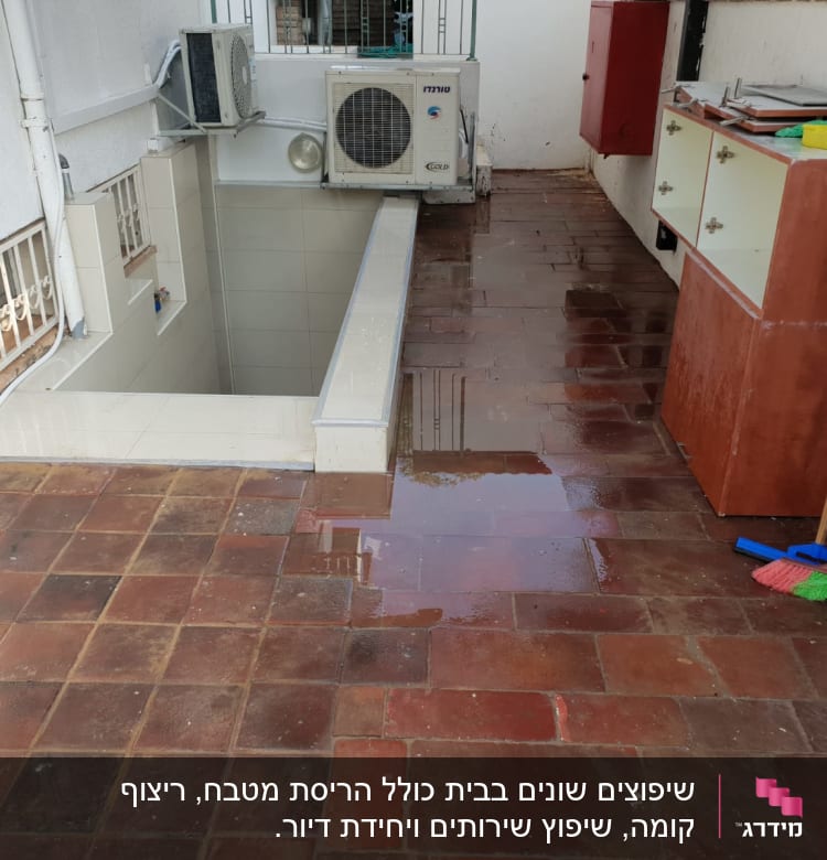מרפסת עם רצפת אריחים רטובה, מטאטא ומגב.